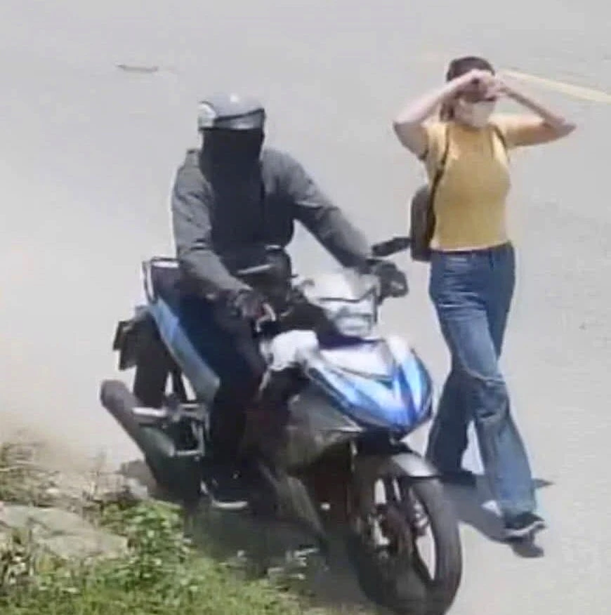Chủ tiệm nhảy qua tủ kính đuổi yêu nữ cướp vàng Chủ tiệm nhảy qua tủ kính đuổi yêu nữ cướp vàng