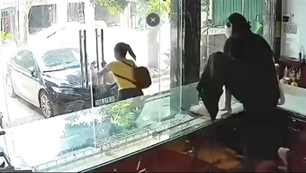 Chủ tiệm nhảy qua tủ kính đuổi yêu nữ cướp vàng