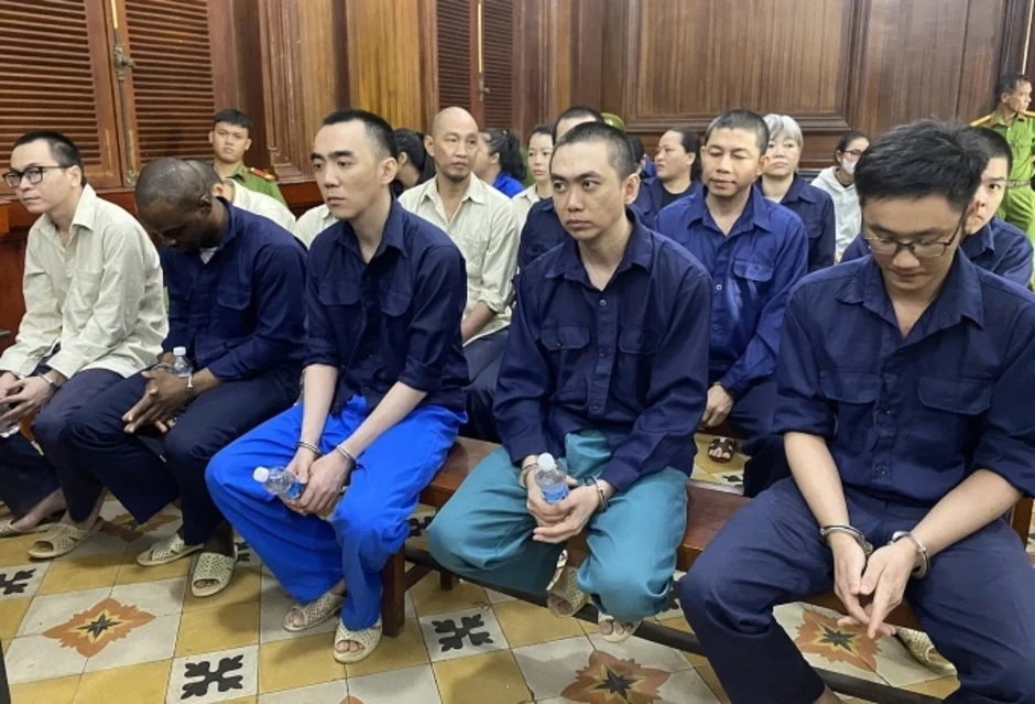 Chủ tiệm vàng ra tòa vì điều hành mạng lưới chuyển hơn 2.000 tỷ đồng kiểu 'ngân hàng ngầm' Chủ tiệm vàng ra tòa vì điều hành mạng lưới chuyển hơn 2.000 tỷ đồng kiểu 'ngân hàng ngầm'