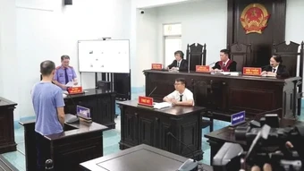 Chủ tọa phiên tòa quyết định việc mang điện thoại, máy tính vào phòng xử