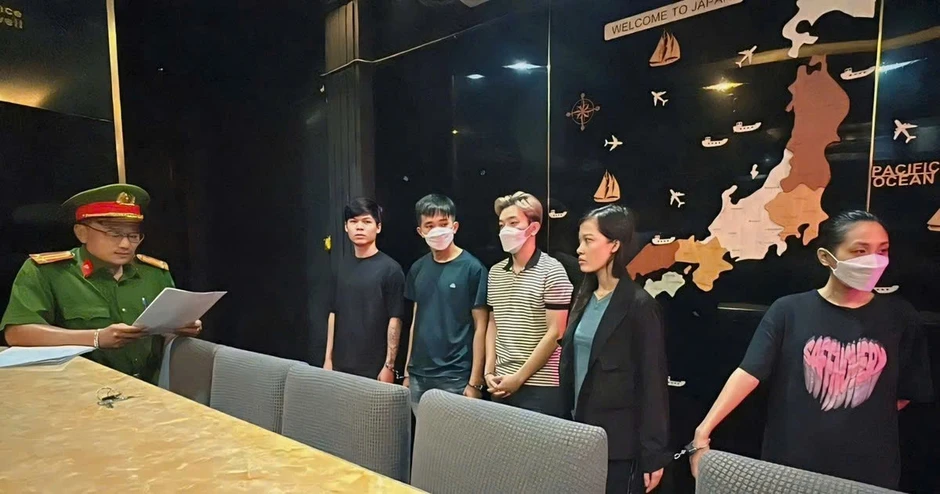 Chủ và nhân viên nhà hàng ở TPHCM bị cáo buộc lột đồ khách để ép trả tiền Chủ và nhân viên nhà hàng ở TPHCM bị cáo buộc lột đồ khách để ép trả tiền