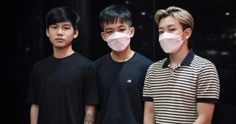 Chủ và nhân viên nhà hàng ở TPHCM bị cáo buộc lột đồ khách để ép trả tiền