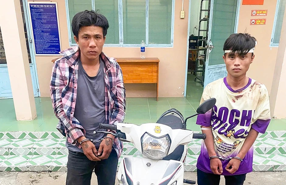 Chủ xe truy đuổi 1km bắt giữ 2 kẻ trộm xe máy bên bờ kênh Chủ xe truy đuổi 1km bắt giữ 2 kẻ trộm xe máy bên bờ kênh