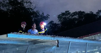 Clip giải cứu người đàn ông leo lên nóc nhà tại Bệnh viện Tâm thần tỉnh Đắk Lắk
