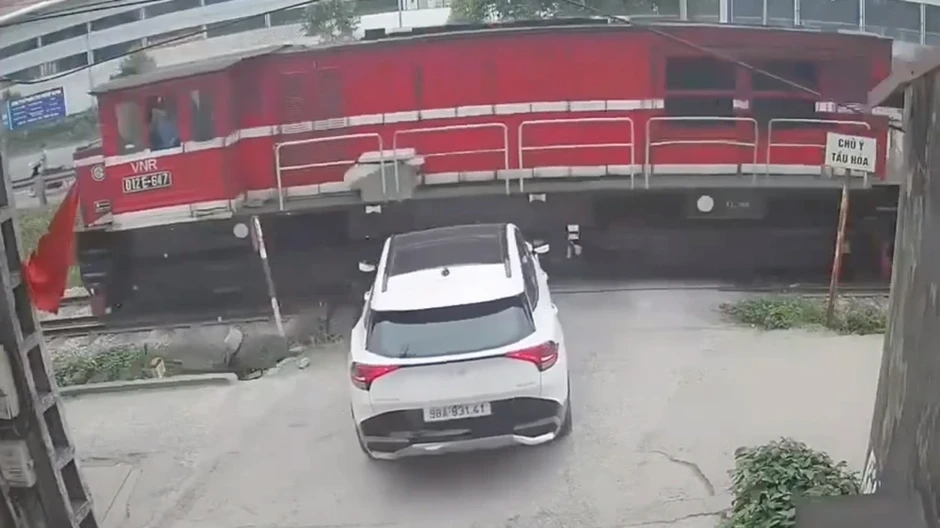 Clip ô tô băng qua đường sắt bị tàu hỏa tông Clip ô tô băng qua đường sắt bị tàu hỏa tông