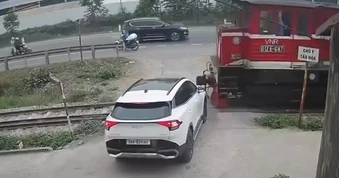 Clip ô tô băng qua đường sắt bị tàu hỏa tông