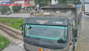 Clip 'thót tim' cảnh xe tải vượt đường sắt khi gác chắn đã hạ