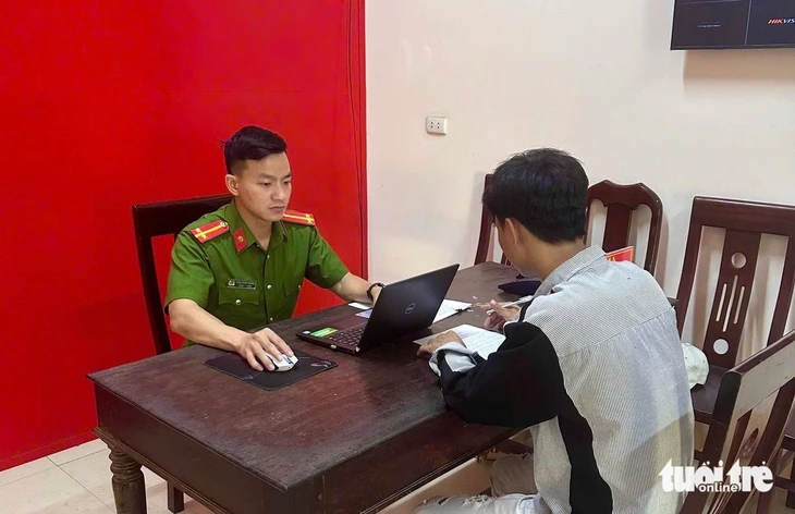 Cô gái bị nam thanh niên đạp thẳng vào đầu trong quán bida Cô gái bị nam thanh niên đạp thẳng vào đầu trong quán bida