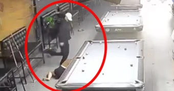 Cô gái bị nam thanh niên đạp thẳng vào đầu trong quán bida