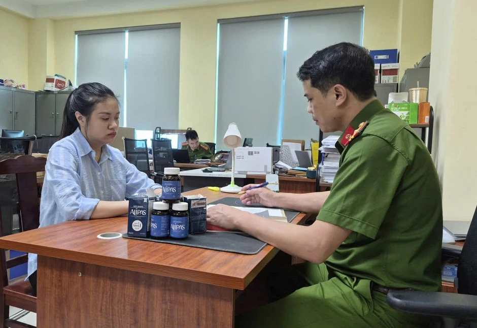 Cô gái trẻ bị khởi tố vì bán thực phẩm tăng cường sinh lý đàn ông giả Cô gái trẻ bị khởi tố vì bán thực phẩm tăng cường sinh lý đàn ông giả