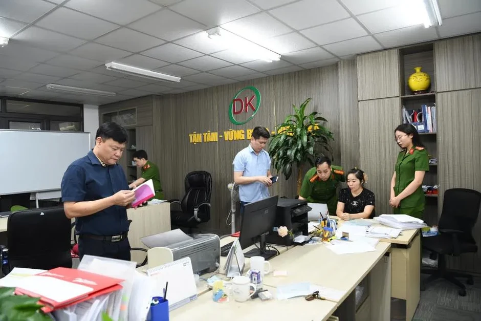 Cơ quan công an khám xét các địa điểm trong chuyên án lớn ở tỉnh Phú Thọ Cơ quan công an khám xét các địa điểm trong chuyên án lớn ở tỉnh Phú Thọ