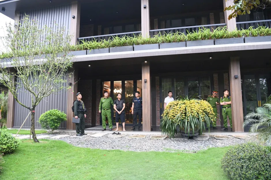 Cơ quan công an khám xét các địa điểm trong chuyên án lớn ở tỉnh Phú Thọ Cơ quan công an khám xét các địa điểm trong chuyên án lớn ở tỉnh Phú Thọ