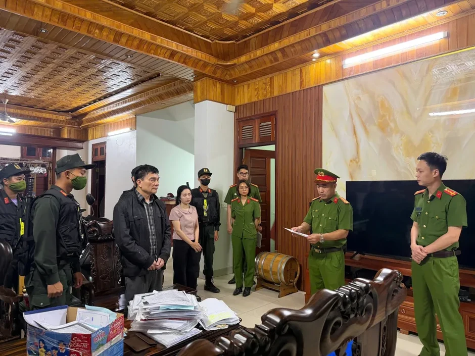 Cơ quan công an khám xét các địa điểm trong chuyên án lớn ở tỉnh Phú Thọ Cơ quan công an khám xét các địa điểm trong chuyên án lớn ở tỉnh Phú Thọ