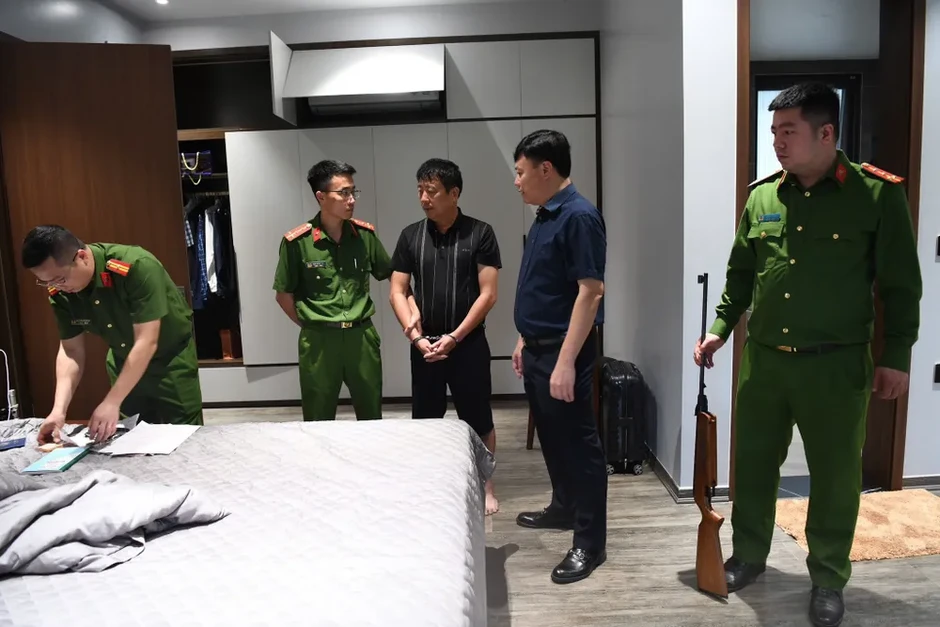 Cơ quan công an khám xét các địa điểm trong chuyên án lớn ở tỉnh Phú Thọ Cơ quan công an khám xét các địa điểm trong chuyên án lớn ở tỉnh Phú Thọ