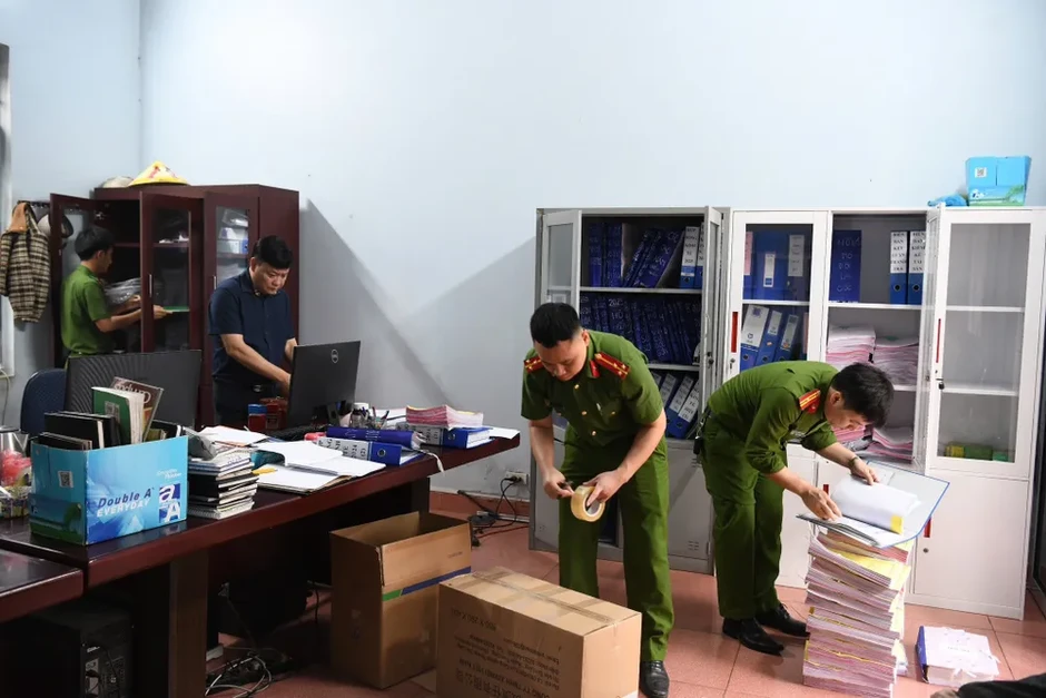 Cơ quan công an khám xét các địa điểm trong chuyên án lớn ở tỉnh Phú Thọ Cơ quan công an khám xét các địa điểm trong chuyên án lớn ở tỉnh Phú Thọ