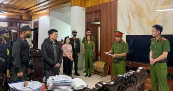 Cơ quan công an khám xét các địa điểm trong chuyên án lớn ở tỉnh Phú Thọ