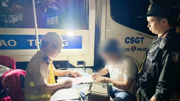 Cố thủ trong xe ô-tô, nhờ can thiệp khi vi phạm nồng độ cồn