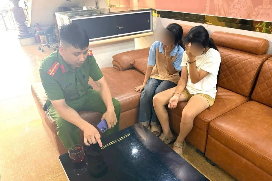 Con gái trộm vàng của mẹ mang đi bán Con gái trộm vàng của mẹ mang đi bán