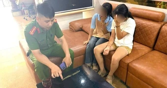 Con gái trộm vàng của mẹ mang đi bán