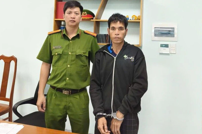 Con trai đổ xăng đốt nhà vì thấy bừa bộn khiến cha tử vong Con trai đổ xăng đốt nhà vì thấy bừa bộn khiến cha tử vong