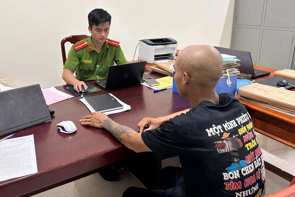 Con trai livestream cảnh chửi bới, dọa đánh mẹ ruột gây phẫn nộ Con trai livestream cảnh chửi bới, dọa đánh mẹ ruột gây phẫn nộ