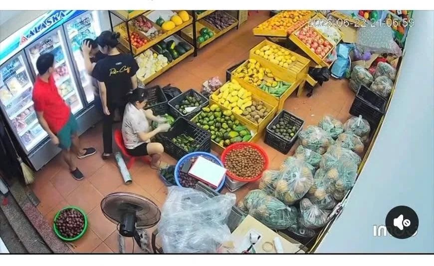 Công an Bắc Ninh xác minh vụ thai phụ bị hành hung trong cửa hàng trái cây Công an Bắc Ninh xác minh vụ thai phụ bị hành hung trong cửa hàng trái cây