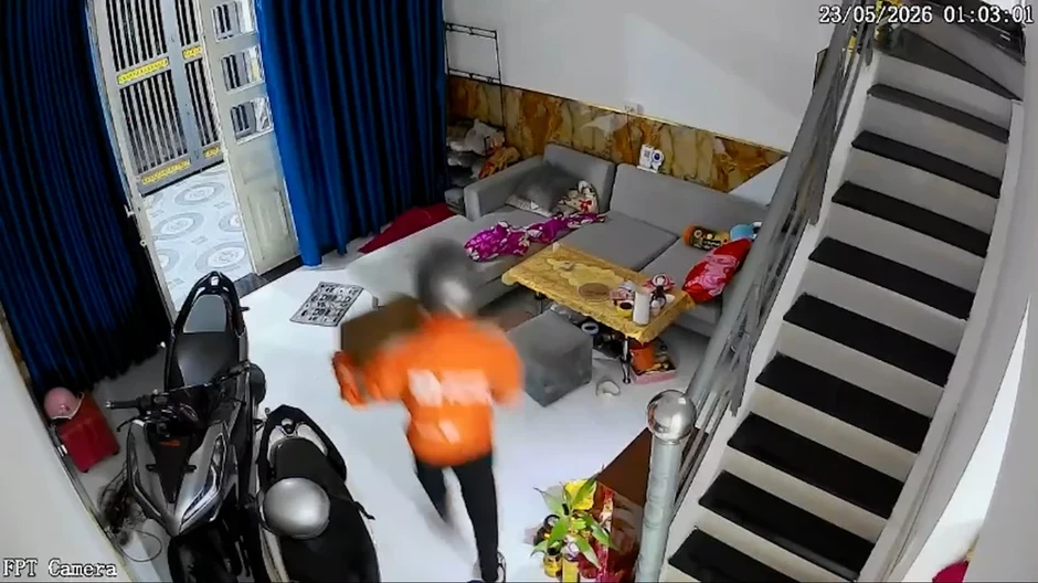 Công an bắt giữ 2 thanh niên dùng đèn pin vô hiệu hóa camera để trộm két sắt Công an bắt giữ 2 thanh niên dùng đèn pin vô hiệu hóa camera để trộm két sắt