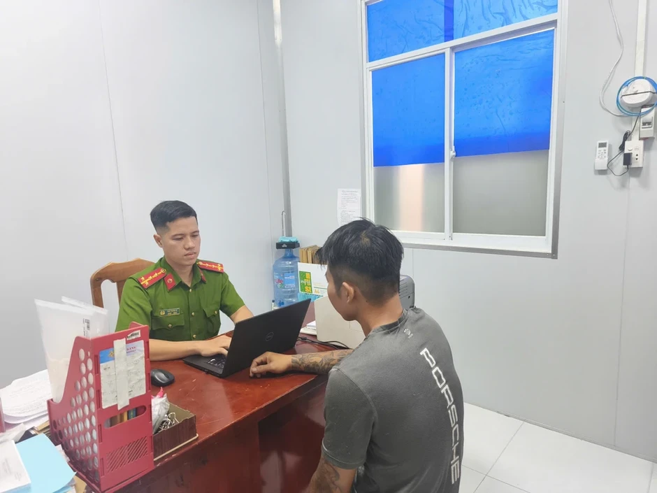 Công an bắt giữ 2 thanh niên dùng đèn pin vô hiệu hóa camera để trộm két sắt Công an bắt giữ 2 thanh niên dùng đèn pin vô hiệu hóa camera để trộm két sắt