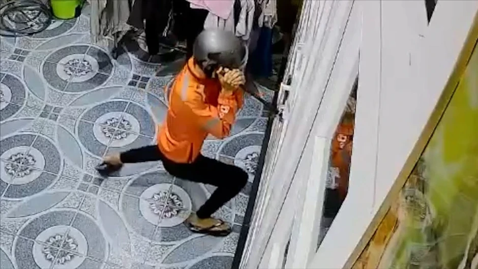 Công an bắt giữ 2 thanh niên dùng đèn pin vô hiệu hóa camera để trộm két sắt Công an bắt giữ 2 thanh niên dùng đèn pin vô hiệu hóa camera để trộm két sắt