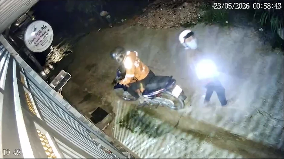 Công an bắt giữ 2 thanh niên dùng đèn pin vô hiệu hóa camera để trộm két sắt Công an bắt giữ 2 thanh niên dùng đèn pin vô hiệu hóa camera để trộm két sắt