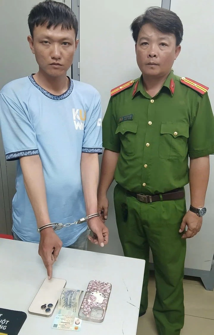 Công an bắt kẻ giật điện thoại của nữ sinh sau 30 phút trình báo Công an bắt kẻ giật điện thoại của nữ sinh sau 30 phút trình báo