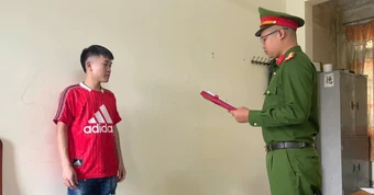 Công an bất ngờ kiểm tra cửa hàng Dương Dolce, khởi tố Nguyễn Văn Dương SN 2000