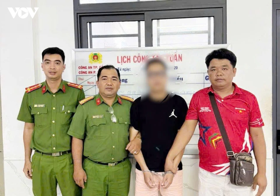 Công an Cần Thơ bàn giao đối tượng truy nã cho công an Đà Nẵng Công an Cần Thơ bàn giao đối tượng truy nã cho công an Đà Nẵng