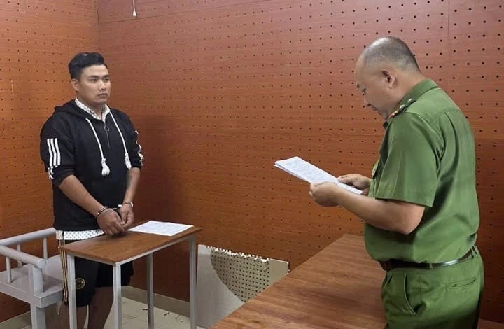 Công an Cần Thơ bắt nghi phạm dùng dao cướp điện thoại lúc nửa đêm Công an Cần Thơ bắt nghi phạm dùng dao cướp điện thoại lúc nửa đêm