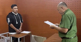 Công an Cần Thơ bắt nghi phạm dùng dao cướp điện thoại lúc nửa đêm