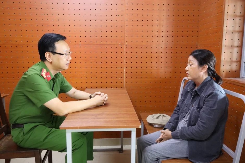 Công an Cần Thơ truy bắt nhóm dàn cảnh giật dây chuyền từ clip trên mạng Công an Cần Thơ truy bắt nhóm dàn cảnh giật dây chuyền từ clip trên mạng