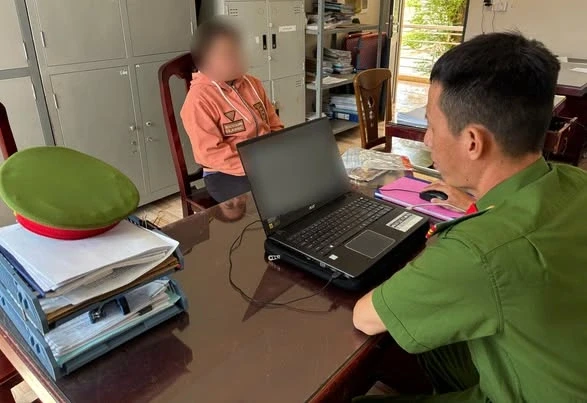 Công an Cần Thơ xử lý người phụ nữ báo tin giả mất 1,1 cây vàng Công an Cần Thơ xử lý người phụ nữ báo tin giả mất 1,1 cây vàng
