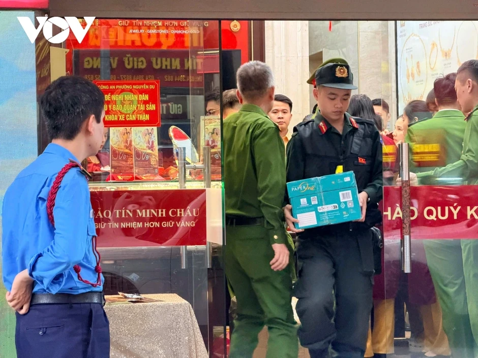 Công an có mặt tại trụ sở Bảo Tín Minh Châu, khách hàng ngỡ ngàng ra về