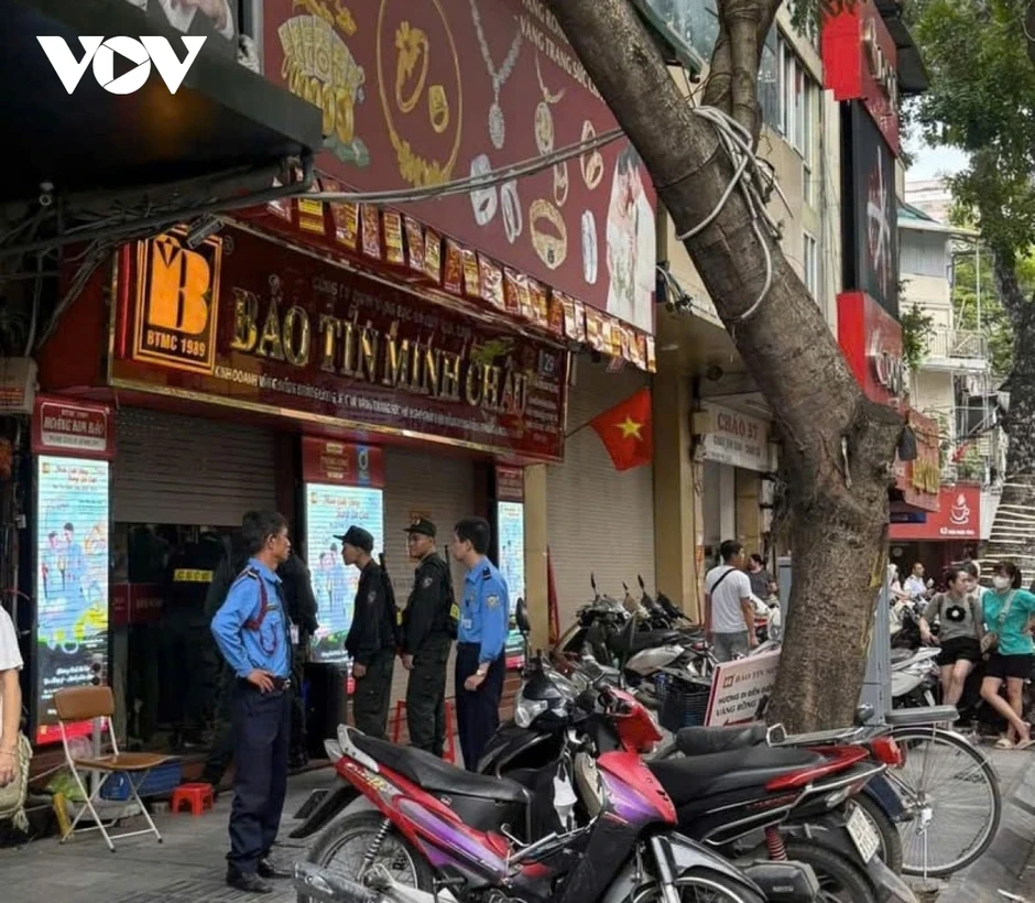 Công an có mặt tại trụ sở Bảo Tín Minh Châu, khách hàng ngỡ ngàng ra về