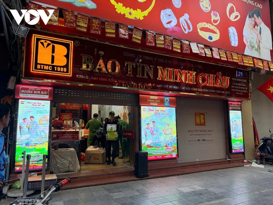 Công an có mặt tại trụ sở Bảo Tín Minh Châu, khách hàng ngỡ ngàng ra về