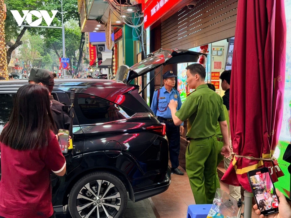 Công an có mặt tại trụ sở Bảo Tín Minh Châu, khách hàng ngỡ ngàng ra về