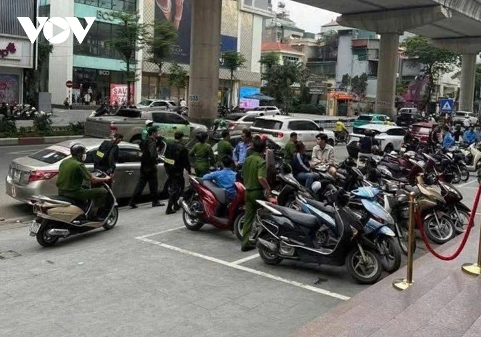 Công an có mặt tại trụ sở Bảo Tín Minh Châu, khách hàng ngỡ ngàng ra về
