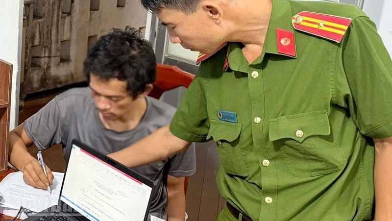 Công an đặc khu Phú Quốc bắt 2 đối tượng trộm cắp tài sản từ bài đăng trên Facebook Công an đặc khu Phú Quốc bắt 2 đối tượng trộm cắp tài sản từ bài đăng trên Facebook
