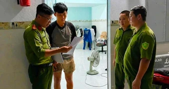 Công an đến từng nhà phát tờ rơi tìm tung tích thi thể trong bao bố ở TPHCM
