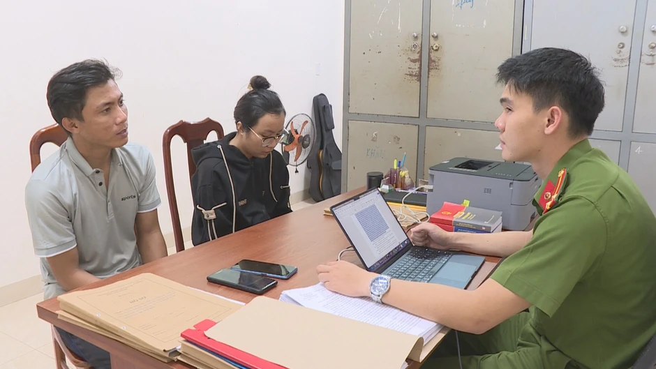 Công an điều tra các giao dịch chuyển khoản ở cửa hàng đồ điện: Bắt Trần Thị Ngọc Trâm 32 tuổi và người yêu Công an điều tra các giao dịch chuyển khoản ở cửa hàng đồ điện: Bắt Trần Thị Ngọc Trâm 32 tuổi và người yêu
