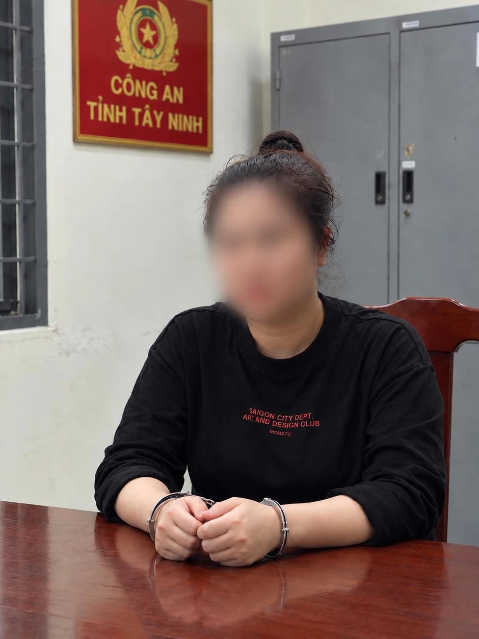 Công an điều tra hàng loạt giao dịch chuyển khoản tổng cộng 937,5 triệu đồng: Bắt giam thiếu nữ sinh năm 2000