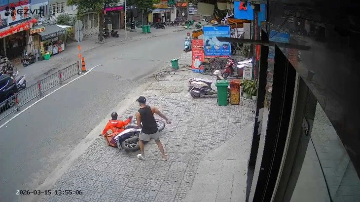 Công an điều tra nam thanh niên đánh nữ shipper do bất đồng cách thức nhận hàng Công an điều tra nam thanh niên đánh nữ shipper do bất đồng cách thức nhận hàng