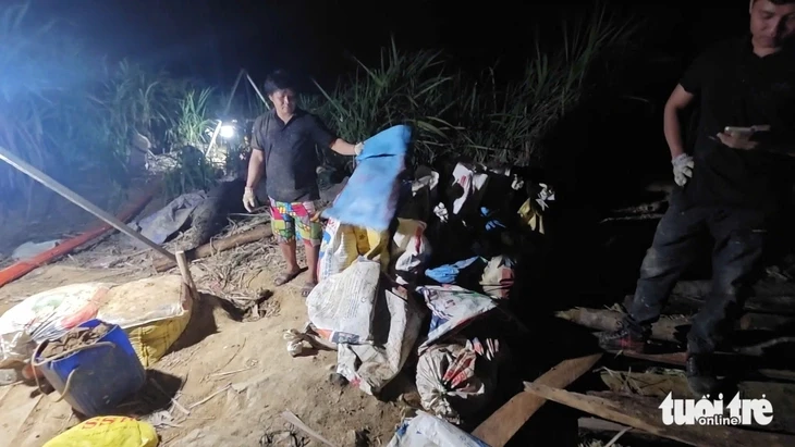 Công an điều tra vụ nghi làm hầm vàng trái phép trong rẫy mía Công an điều tra vụ nghi làm hầm vàng trái phép trong rẫy mía