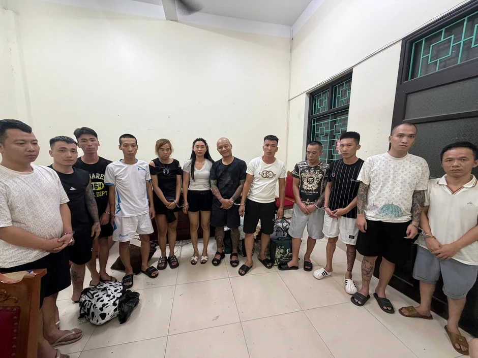 Công an đồng loạt khám xét, bắt giữ Trịnh Thị Châm SN 1993 và 11 người Công an đồng loạt khám xét, bắt giữ Trịnh Thị Châm SN 1993 và 11 người