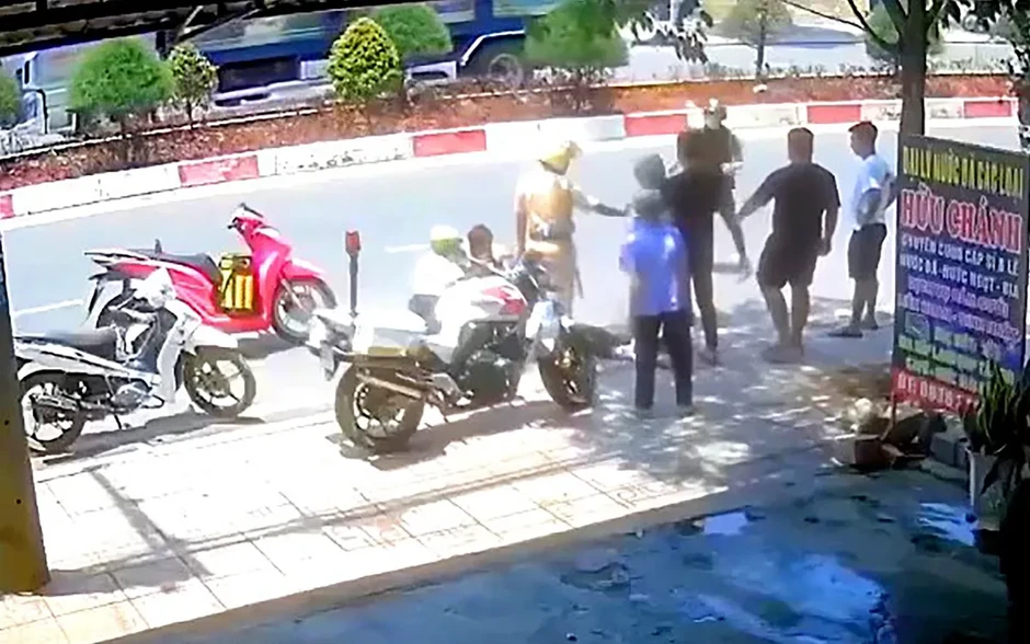Công an Đồng Nai bác thông tin CSGT cầm gậy đuổi đánh người vi phạm Công an Đồng Nai bác thông tin CSGT cầm gậy đuổi đánh người vi phạm